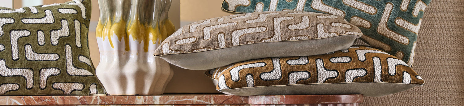 Geometrische sierkussens bij Selected Wallpapers &amp; Interiors