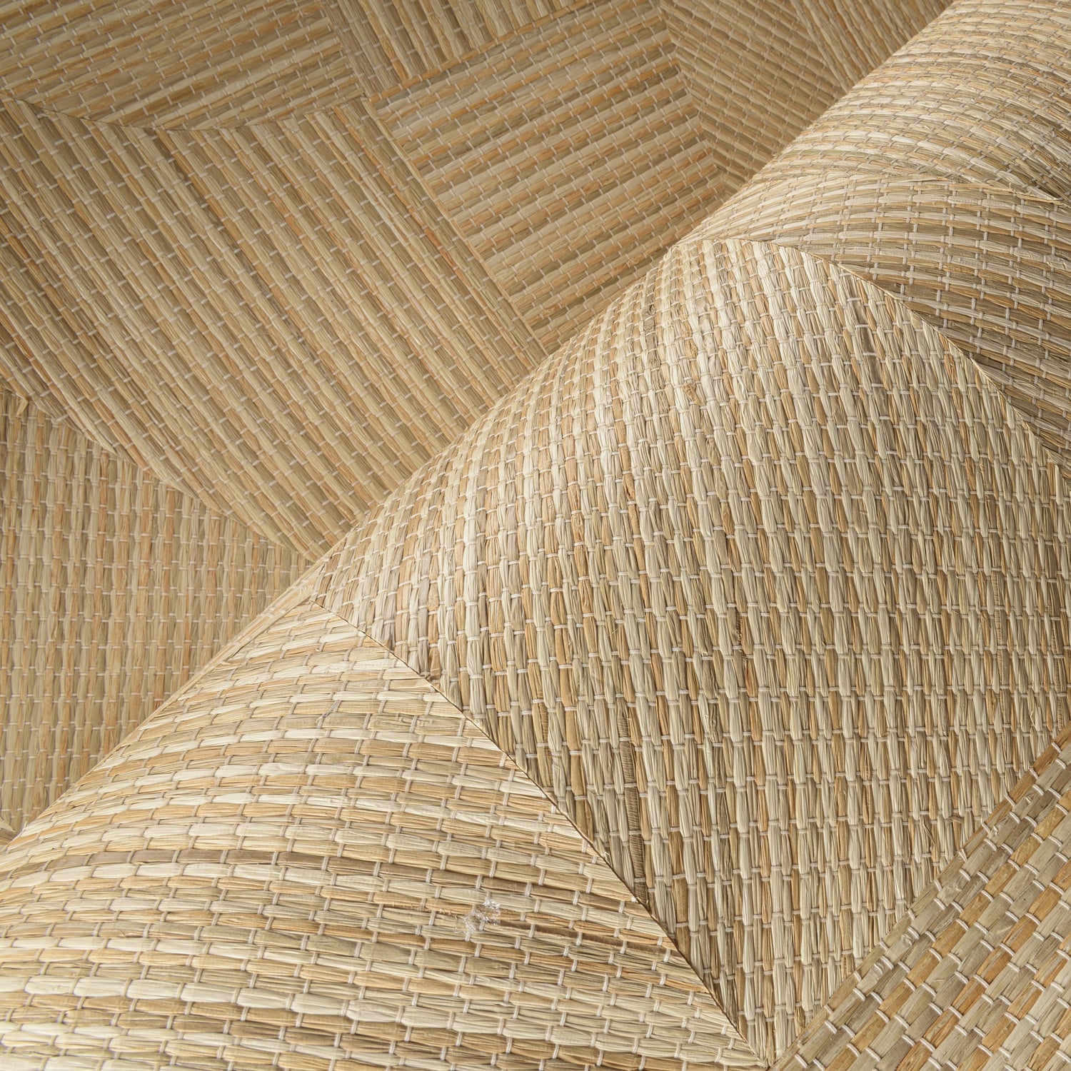 Hoe installeer je natuurlijk behang als sisal en raffia