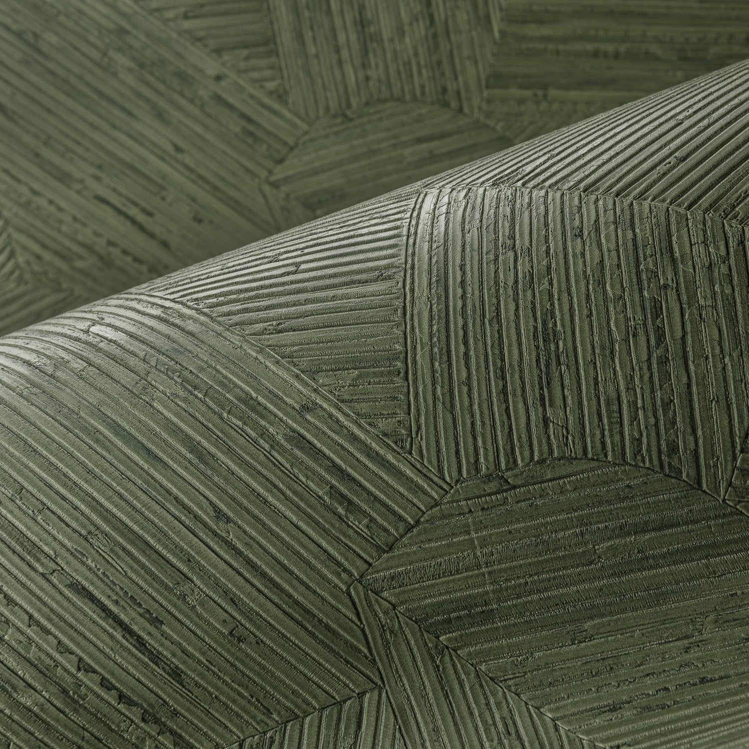 Hoe installeer je vinyl behang op papier als je de muur inlijmd en banen bevochtigd